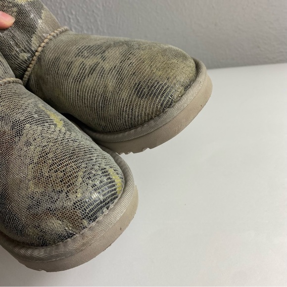 UGG Bailey Bow Short Snake Shearling Boots SZ 7 - Picture 9 of 11